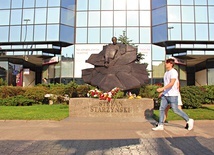 Pomnik przedwojennego polityka przy wejściu do stacji metra Ratusz Arsenał na placu Bankowym