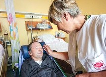 Zakładem Leczniczo- -Opiekuńczym przy Krakowskim Przedmieściu kieruje dr Barbara Kołakowska, specjalista anestezjologii i intensywnej terapii, a także medycyny paliatywnej