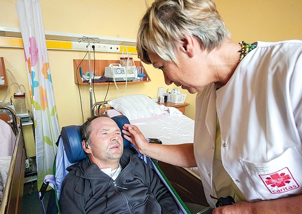 Zakładem Leczniczo- -Opiekuńczym przy Krakowskim Przedmieściu kieruje dr Barbara Kołakowska, specjalista anestezjologii i intensywnej terapii, a także medycyny paliatywnej