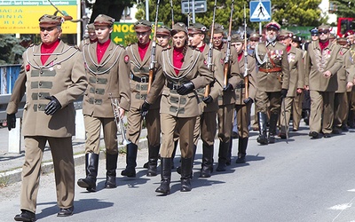  Defilada „Sokoła” przeszła przez centrum Międzybrodzia