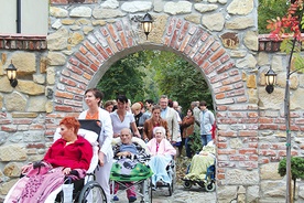   Z jakubowego szlaku  wraz z opiekunami korzystają dorośli i dzieci, podopieczni placówki