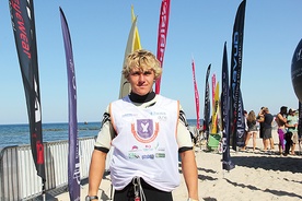 Maks Żakowski – mistrz Polski w kitesurfingu. Na Mistrzostwach Europy w Mielnie zajął 3. miejsce w kategorii poniżej 21 lat Powyżej: 43 kitesurferów z całego świata walczyło na kajtach o tytuł mistrza Europy