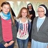  Podczas urlopu s. Vianneya opowiadała o życiu w Afryce dziewczętom,  które przyjechały do leśnickiego klasztoru