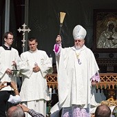 Ks. bp Antoni Dydycz poświęcił wieńce dożynkowe  