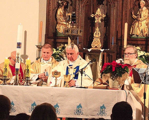 Ks. Wojciech Kułak (na zdjęciu po lewej przy abp. Wojciechu Ziembie)był wikarym w parafii św. Józefa w Olsztynie, dyrektorem Kolegium Teologicznego w Olsztynie, duszpasterzem służby zdrowia archidiecezji warmińskiej, pracownikiem naukowym UWM w Olsztynie i kapelanem Szpitala Miejskiego w Olsztynie. Zmarł 5 września 2014 r.