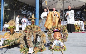 Abp Sławoj Leszek Głódź poświęcił dożynkowe wieńce