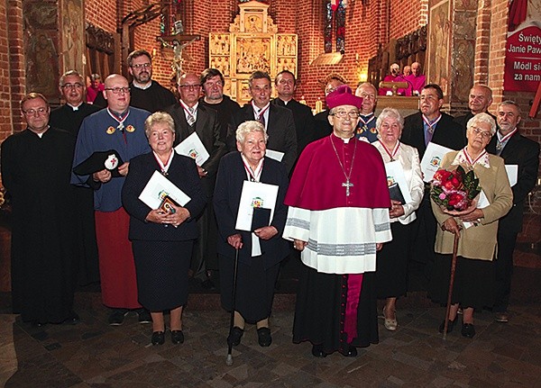 Osoby uhonorowane diecezjalnym wyróżnieniem otrzymują odznaczenie w formie krzyża, na którym widnieją zwieńczony koroną symbol maryjny z wkomponowanym orłem oraz słowa: „Servire in caritate” (Służyć w miłości)