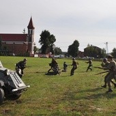 Rekonstrukcja bitwy nad Bzurą podczas pikniku historycznego w Kozłowie Szlacheckim