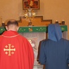 Po Eucharystii parafianie modlili się przed Najświętszym Sakramentem o święte powołania spośród siebie