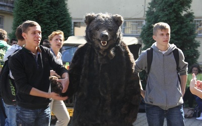 Wielki entuzjazm wśród uczniów jak i nauczycieli wzbudził miś Wojtek