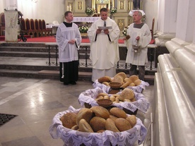 Dlaczego u franciszkanów święci się chleb?