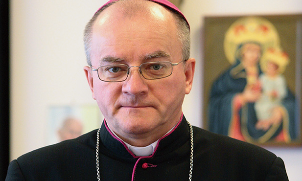 Bp Jan Sobiło pochodzi z diecezji sandomierskiej. Na początku lat 90. ub. wieku pojechał pracować duszpastersko na Ukrainę. Od 1993 r. mieszka w Zaporożu, gdzie stworzył parafię i zbudował miejscową konkatedrę. W 2010 r. został mianowany przez Benedykta XVI biskupem pomocniczym diecezji charkowsko- -zaporoskiej. W czasie wojny w Donbasie prowadził negocjacje z separatystami w sprawie uwolnienia porwanych tam kapłanów. 