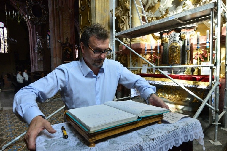 Mariusz Drapikowski w katedrze