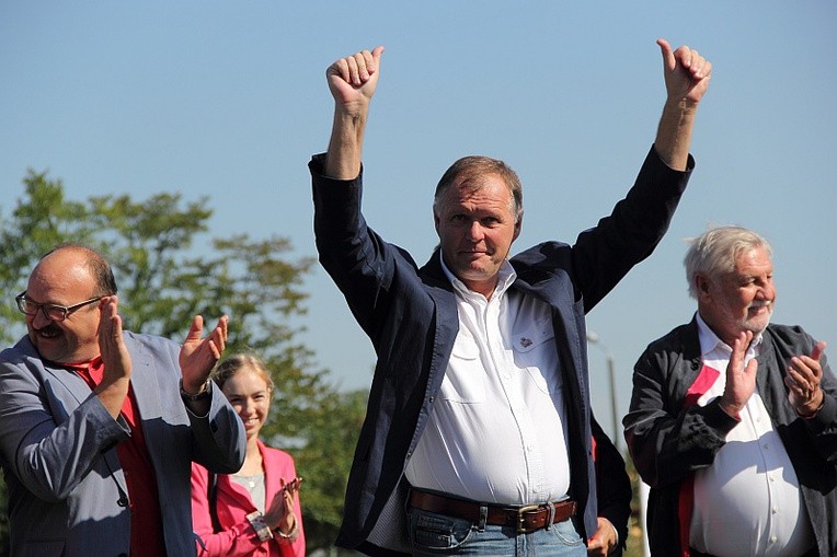 Marian Woronin (z uniesionymi rękoma) otrzymał od publiczności gromkie oklaski