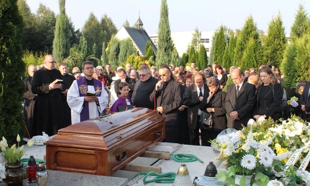 "Do zobaczenia braciszku!" - żegnał ks. Tadeusza Muchę jego brat Jarek na mikuszowickim cmentarzu