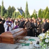"Do zobaczenia braciszku!" - żegnał ks. Tadeusza Muchę jego brat Jarek na mikuszowickim cmentarzu