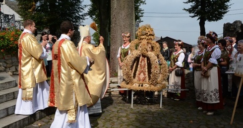 Annogórska grota lurdzka pełna plonów ziemi
