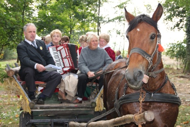 Koniarze u Matki Bożej Bolesnej w Łozinie