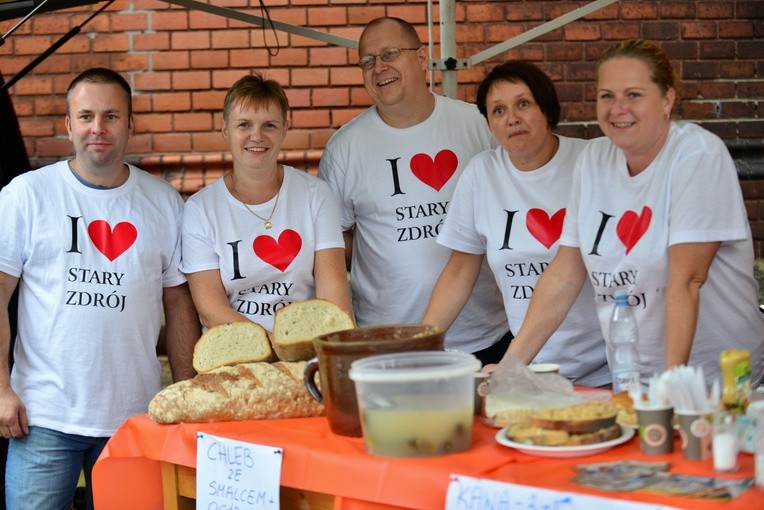 Z karabinem i cukrową watą w ręce