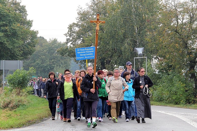 Pielgrzymi w drodze z Kompiny do Boczek