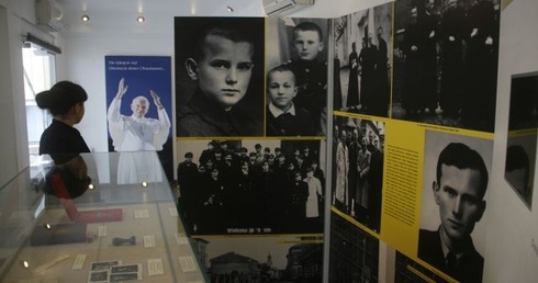 Znaczki, monety, pocztówki