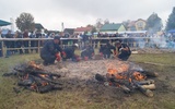 Ziemniaki pieczono w olbrzymim ognisku