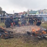 Ziemniaki pieczono w olbrzymim ognisku