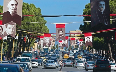 21.09.2014. Tirana. Albania. Trasę przejazdu papieża Franciszka udekorowano wielkimi zdjęciami 40 duchownych zamęczonych przez komunistów za wiarę. Proces beatyfikacyjny albańskich męczenników trwa. 