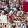 Papież Franciszek wskazał Albanię jako wzór międzyreligijnej zgody.  Widoczny na zdjęciu napis głosi: „Kocham Biblię i Koran, bo jestem Albańczykiem” 