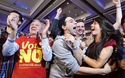 19 września 2014. Glasgow. Zwolennicy pozostania Szkocji w jedności z Wielką Brytanią świętują zwycięstwo po ogłoszeniu wyników referendum   