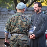 Ojciec Michajło z Patriarchatu Kijowskiego w każdym z odwiedzanych batalionów przyciągał do siebie umundurowanych rozmówców 