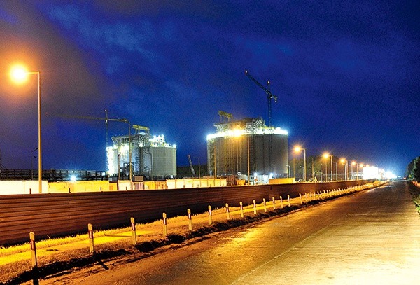 Budowa terminalu LNG w Świnoujściu,  popularnie zwanego gazoportem.  Stan z września 2014 r.