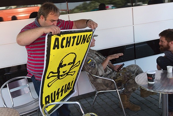 Obdarowani otrzymali na pamiątkę od jednego z polskich wolontariuszy plakaty „Achtung Russia!” 