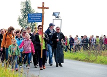 W tym roku szkolni pątnicy  szli z Kompiny do Boczek