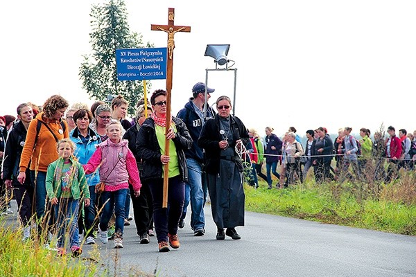 W tym roku szkolni pątnicy  szli z Kompiny do Boczek