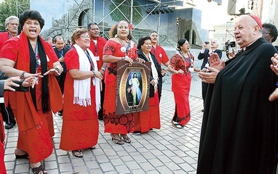 Podczas II Światowego Kongresu w 2011 r. wielobarwny tłum pielgrzymów z najdalszych zakątków globu, tańczących na ulicach miasta i śpiewających „Jezu, ufamy Tobie” po angielsku (Jezus, we trust in You!), swoją radosną wiarą podbił serca mieszkańców Krakowa 