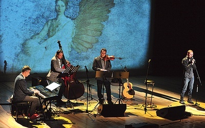  Koncert premierowy był połączony z projekcją kilkuset ruchomych obrazów autorstwa Magdaleny Kornackiej