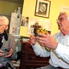 Anna Duchaczova (92 l.) i Otto Paulitschek (95 l.) z wielkim uznaniem opowiadają o swoim duszpasterzu z młodzieńczych lat