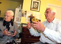 Anna Duchaczova (92 l.) i Otto Paulitschek (95 l.) z wielkim uznaniem opowiadają o swoim duszpasterzu z młodzieńczych lat