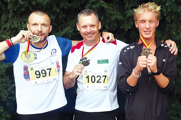 Grzegorz Niski (pierwszy z lewej) z kolegami po przebiegnięciu maratonu