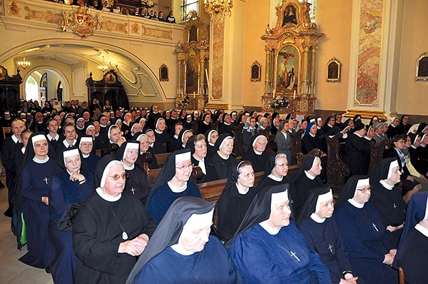  Bazylika annogórska wypełniła się siostrami i braćmi, którzy poświęcili życie Bogu