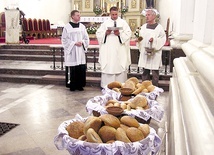  W każdy wtorek zakonnicy na Nowym Mieście przygotowują do poświęcenia 140 bochenków