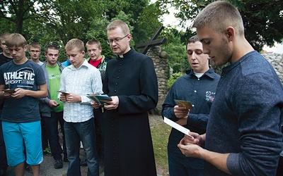 Chłopcy z bursy, której patronuje św. Stanisław Kostka, przy jego figurze modlili się o dobre wybory życiowe