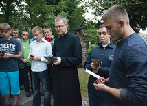  Chłopcy z bursy, której patronuje św. Stanisław Kostka, przy jego figurze modlili się o dobre wybory życiowe