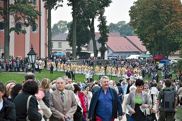 Z bp. Edwardem Dajczakiem  Mszę św. koncelebrowali bp Paweł Cieślik, bp Krzysztof Zadarko, bp senior Tadeusz Werno oraz 54 księży