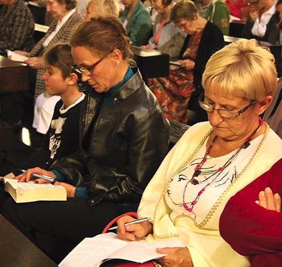 Na spotkania z Biblią  w Dębicyi „lectio divina”  w Tarnowie należy  zabrać Pismo Święte