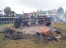 Smakołyki pieczono w gigantycznym ognisku