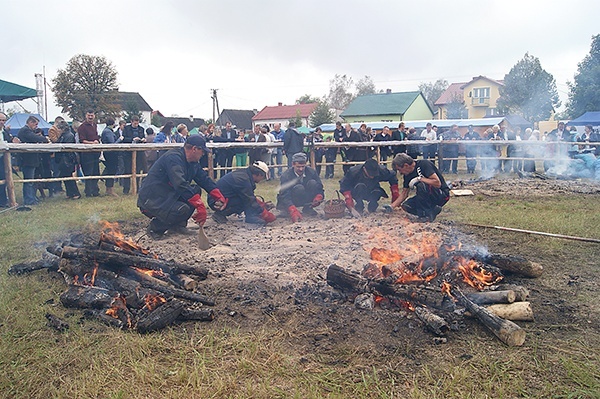 Smakołyki pieczono w gigantycznym ognisku