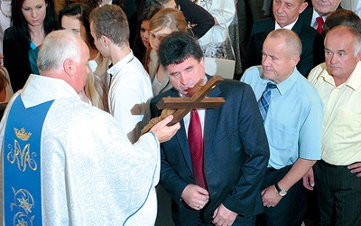  Każdy chciał ucałować papieski krzyż 