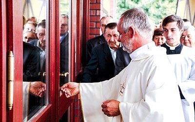  Klucze do nowego kościoła odebrał ks. Konrad Lempa, proboszcz parafii MB Bolesnej